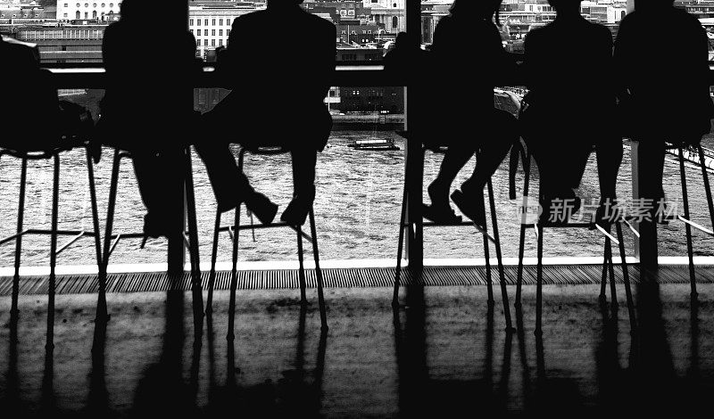 People Looking At View, London - England。